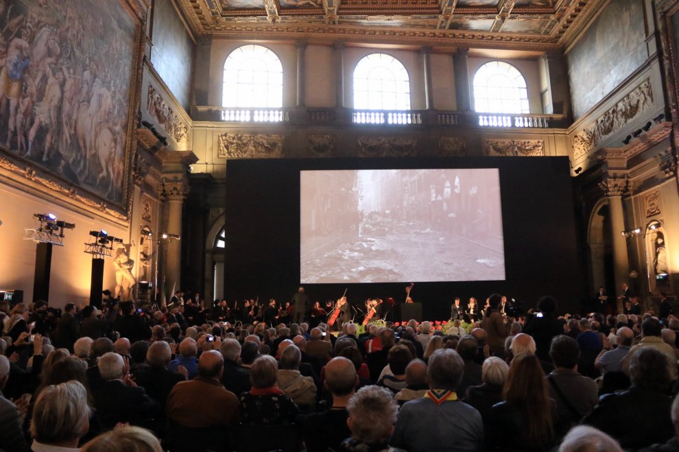 図1 2016年に開催された記念式典の様子 R.it Firenze《Firenze, 50 anni fa l'alluvione: gli Angeli del Fango sono tornati in città》2016年11月4日 新聞記事