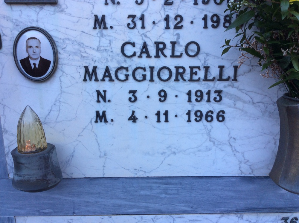 図１　カルロ・マッジョレッリ墓石（個人撮影）