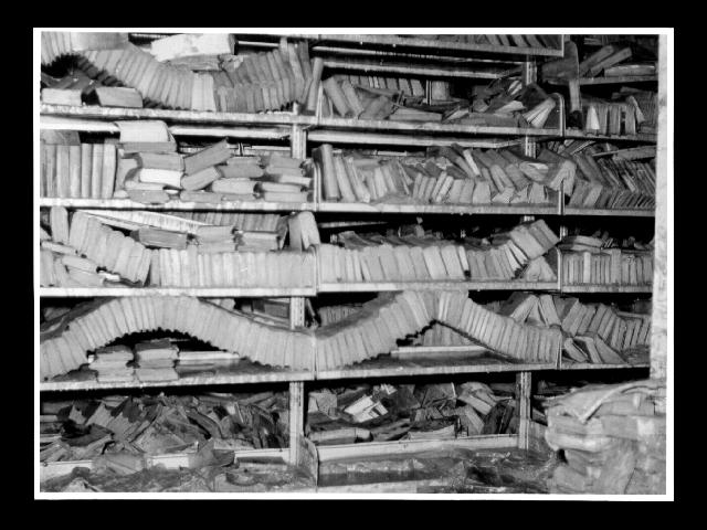 図3　損傷した書籍群（1966年洪水アーカイヴ）